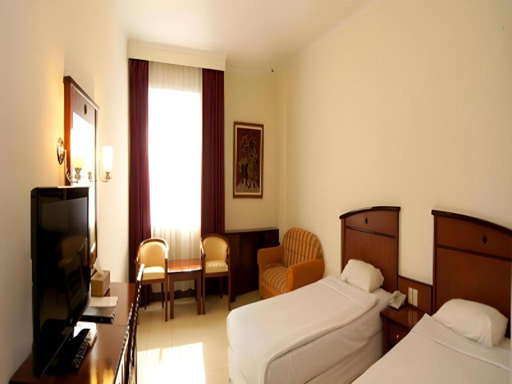 Karlita Hotel Tegal Exteriör bild