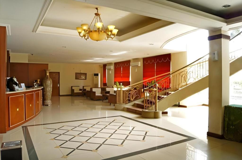Karlita Hotel Tegal Exteriör bild