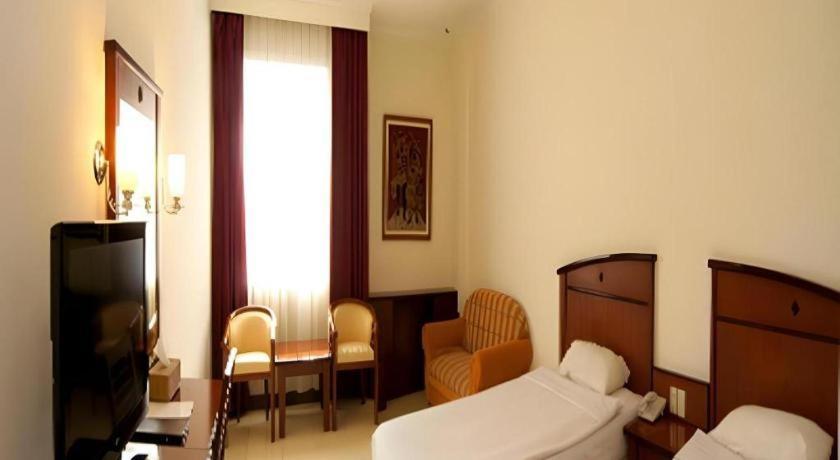 Karlita Hotel Tegal Exteriör bild