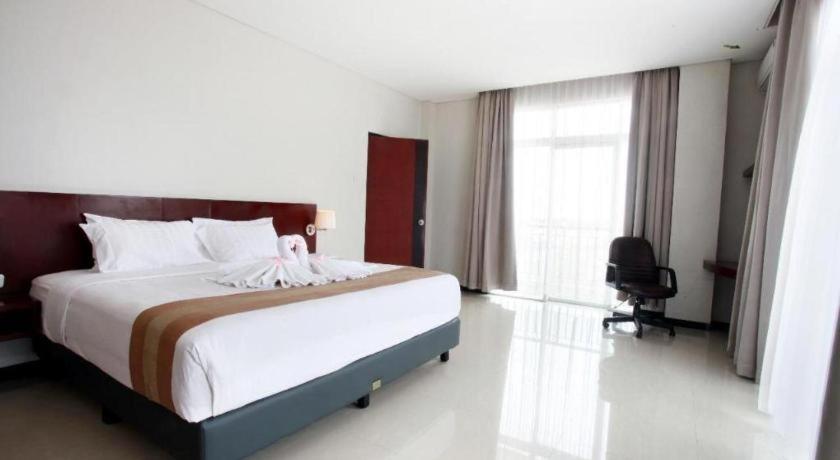 Karlita Hotel Tegal Exteriör bild