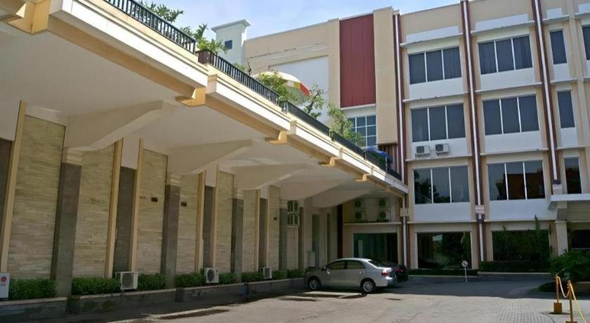 Karlita Hotel Tegal Exteriör bild