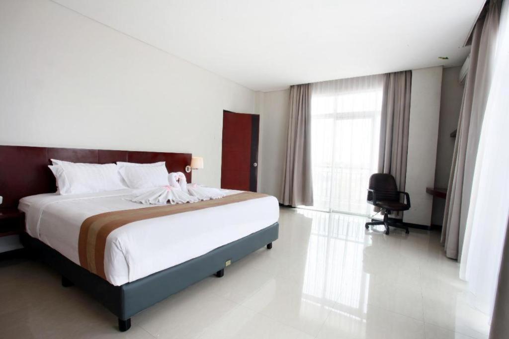 Karlita Hotel Tegal Exteriör bild