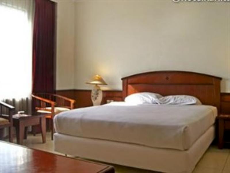 Karlita Hotel Tegal Exteriör bild